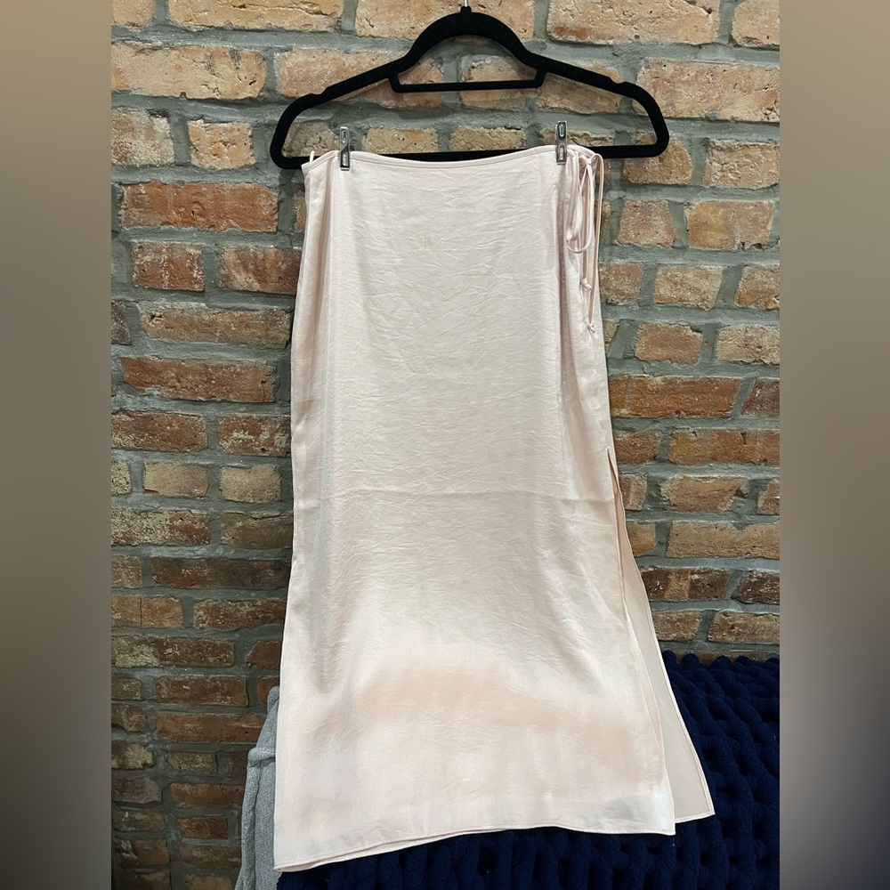 Aritzia Wilfred light pink satiny skirt
